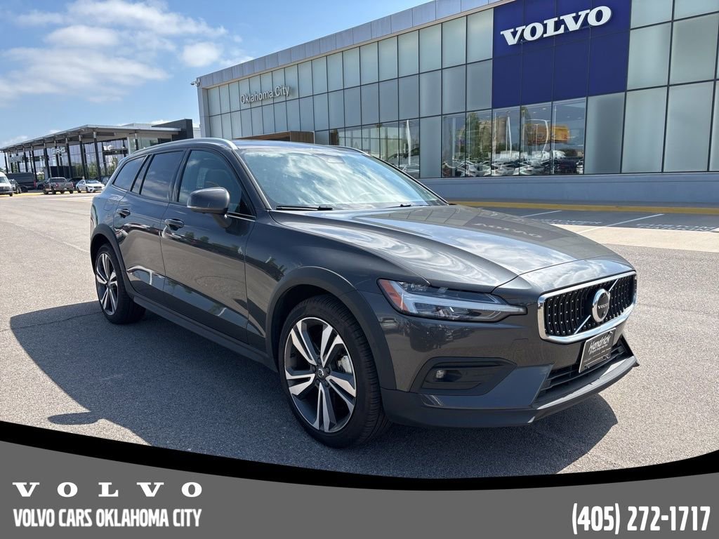 Used 2025 Volvo V60 B5 Cross Country Plus image 6