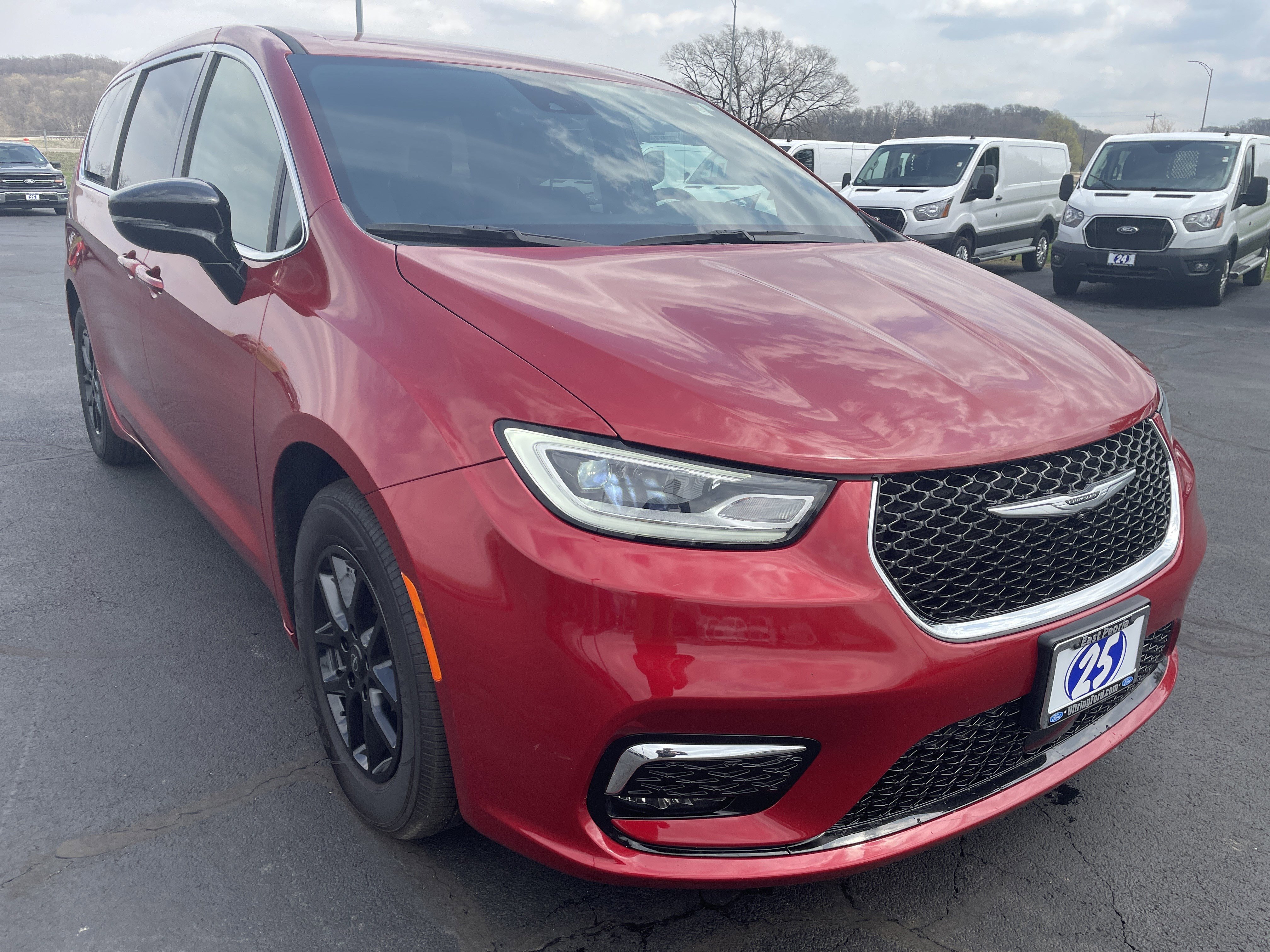 Used 2025 Chrysler Pacifica Select image 7