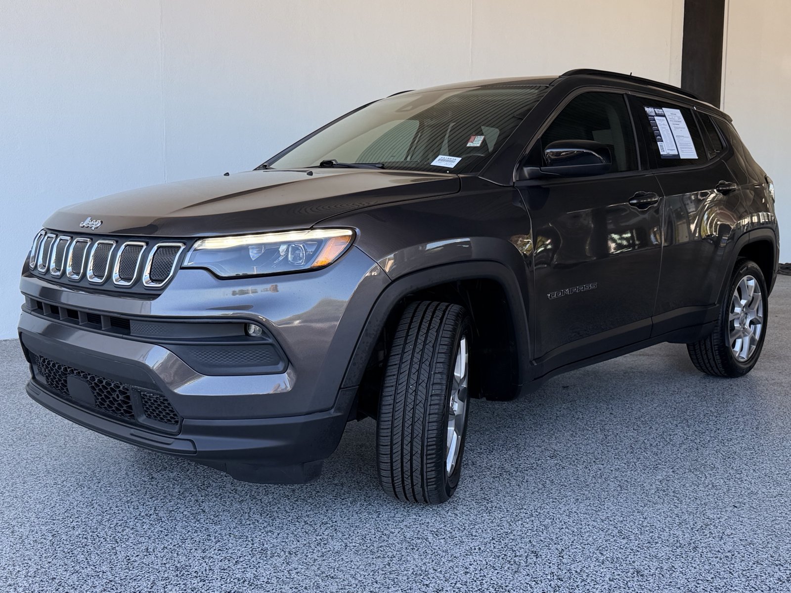 Used 2022 Jeep Compass Latitude w/ Sun and Sound Group AWD/4WD image 7