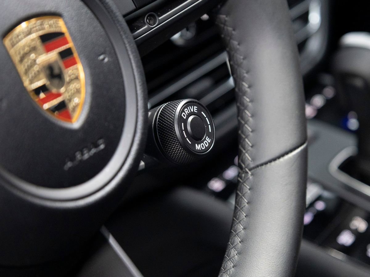 Certified 2025 Porsche Macan Turbo image 19