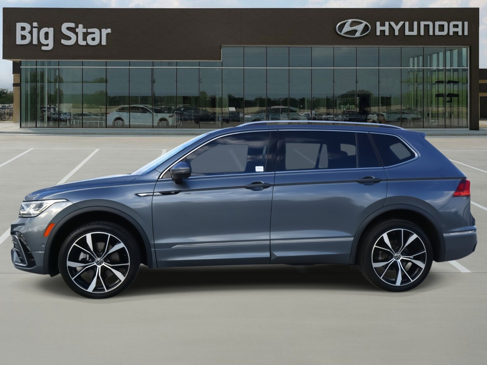 Used 2022 Volkswagen Tiguan SEL R-Line image 2