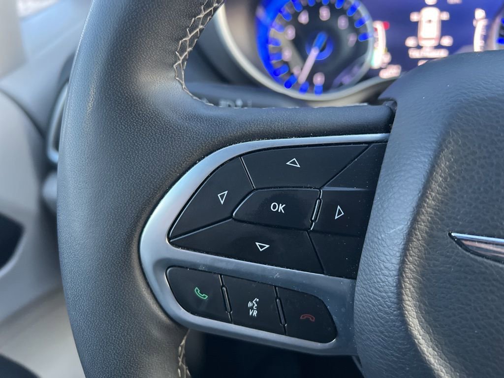 Used 2024 Chrysler Pacifica Touring-L image 16