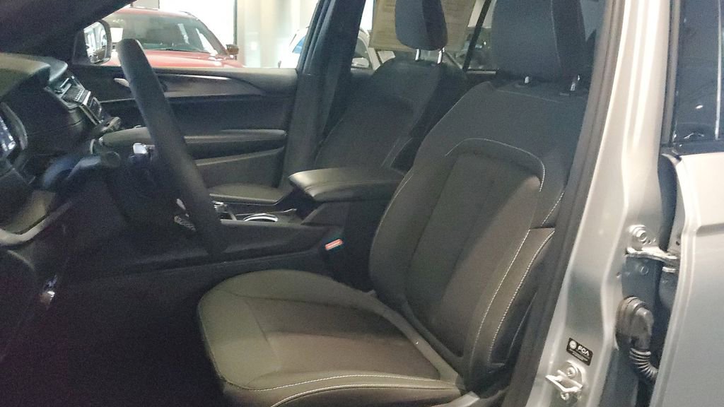 Used 2025 Jeep Grand Cherokee Laredo X image 18