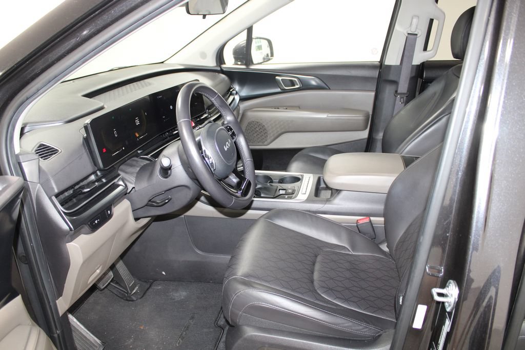 Used 2025 Kia Carnival FWD image 16