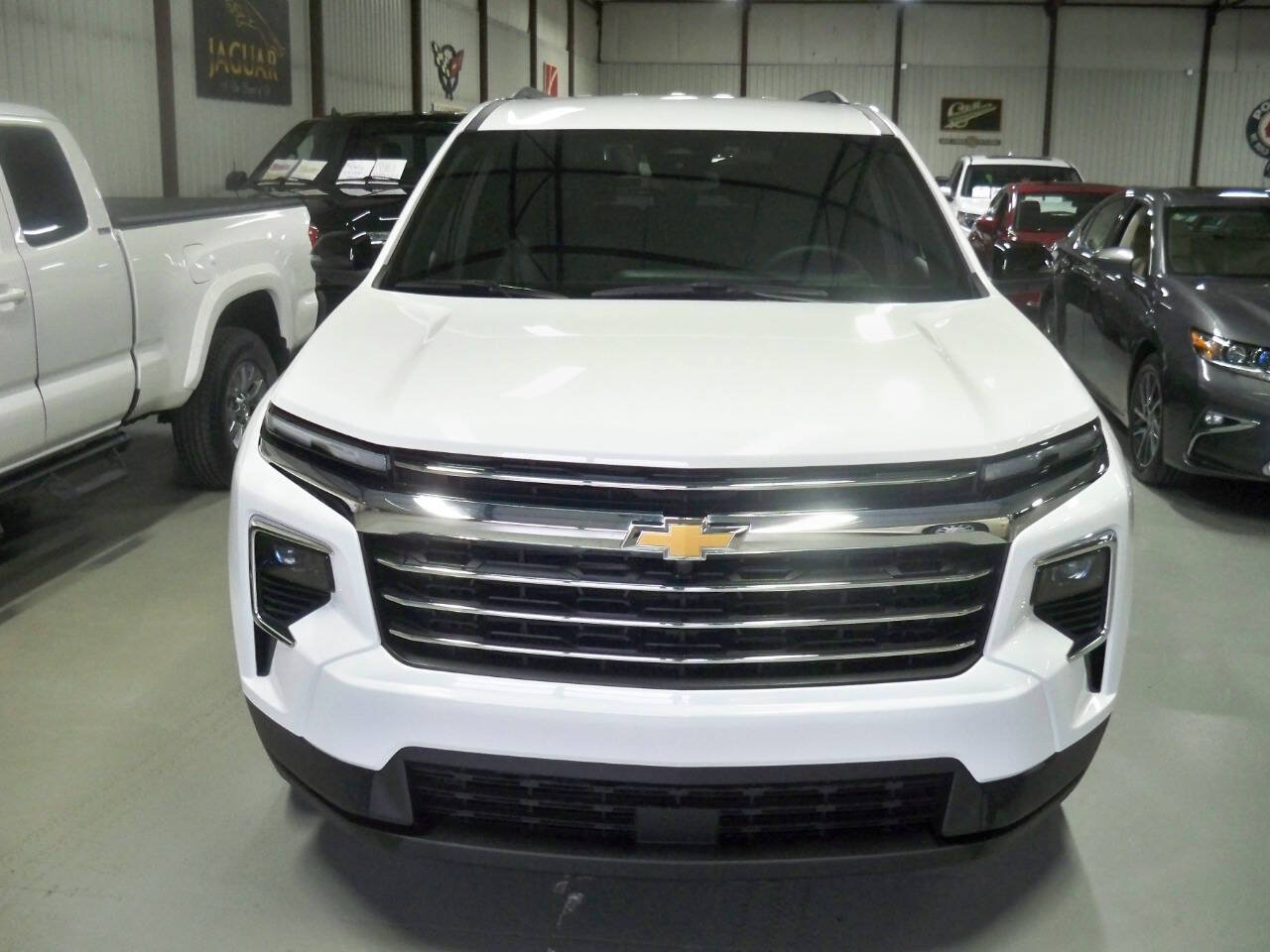 Used 2025 Chevrolet Traverse LT image 2