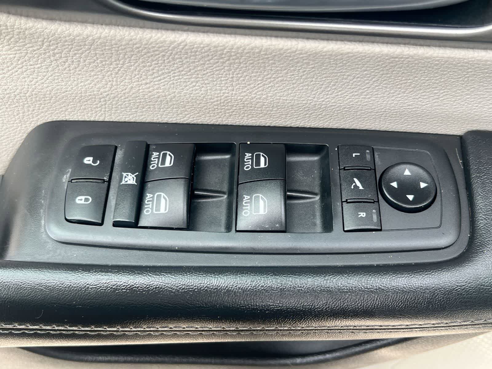 Used 2019 Chrysler Pacifica Limited w/ Tire & Wheel Group FWD image 17