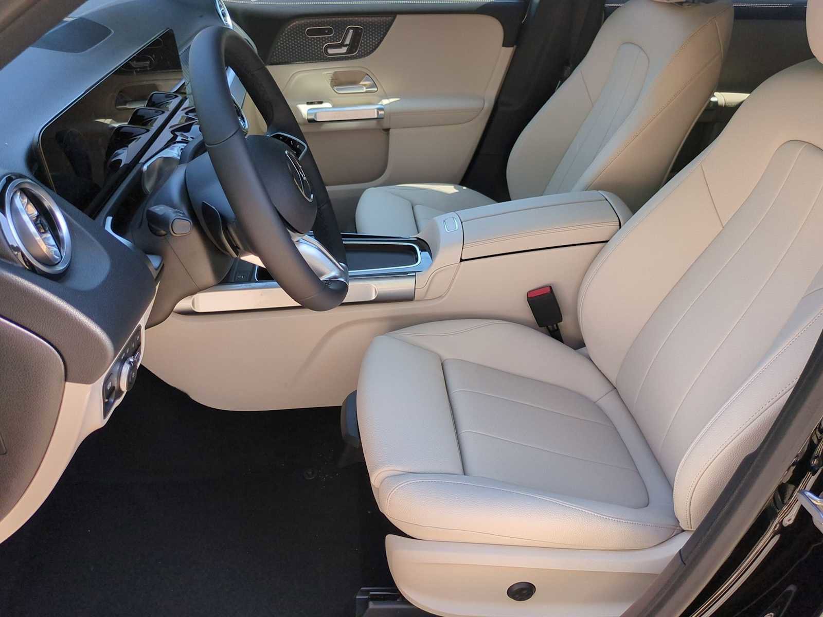 Used 2025 Mercedes-Benz GLB 250 4MATIC image 17