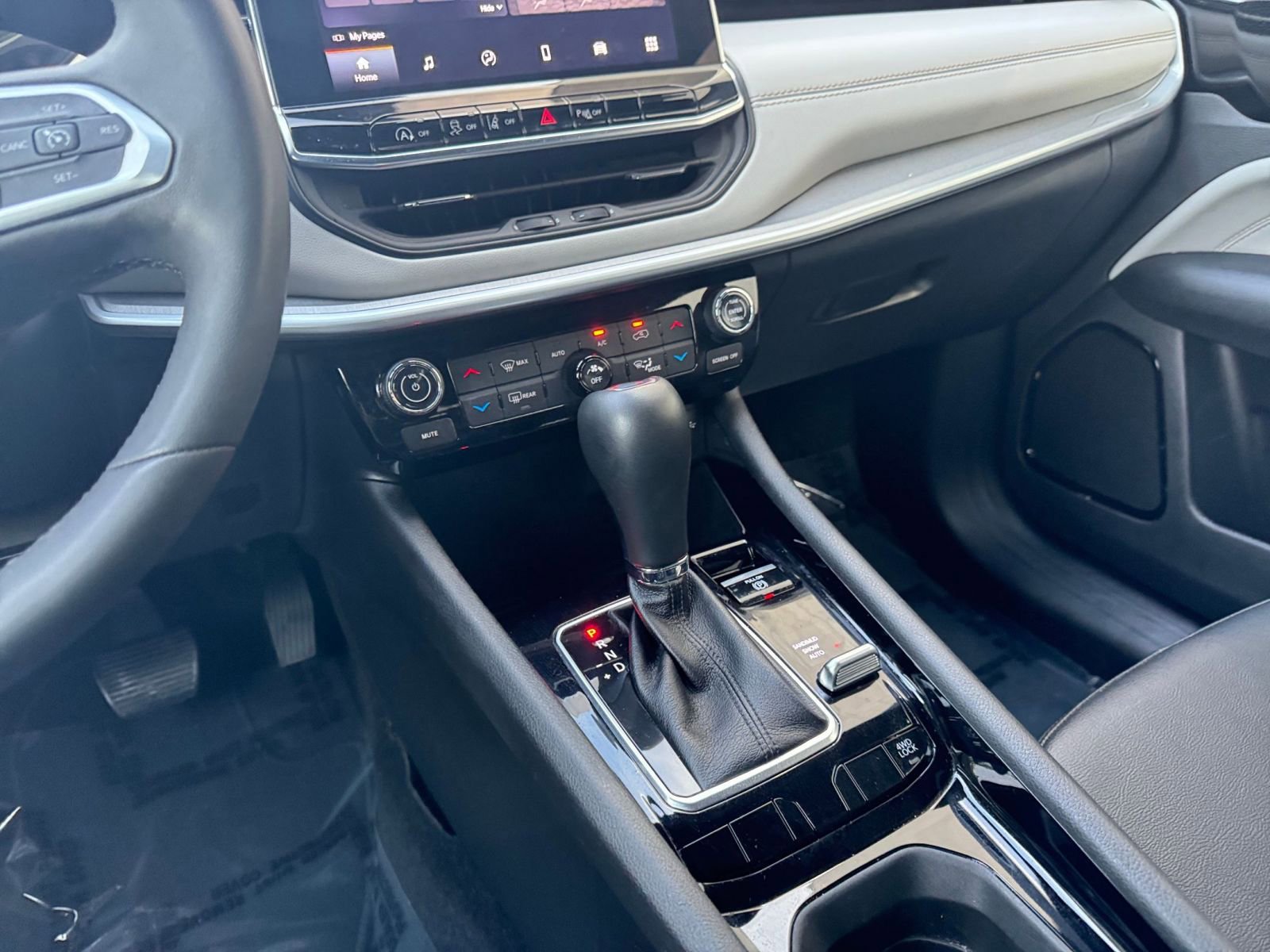 Used 2025 Jeep Compass Limited image 41