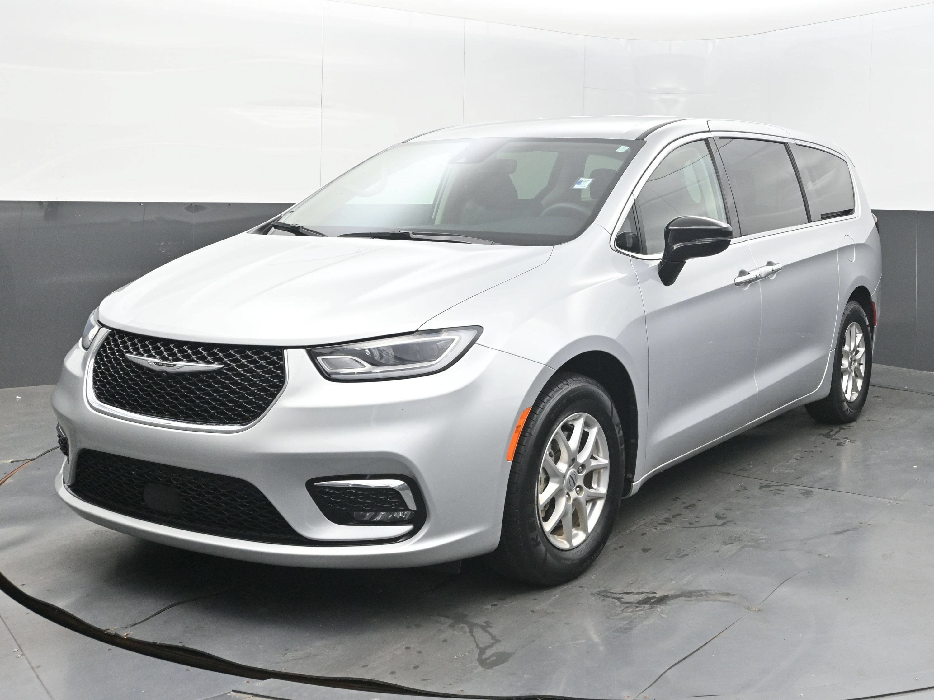 Used 2024 Chrysler Pacifica Touring-L FWD image 4