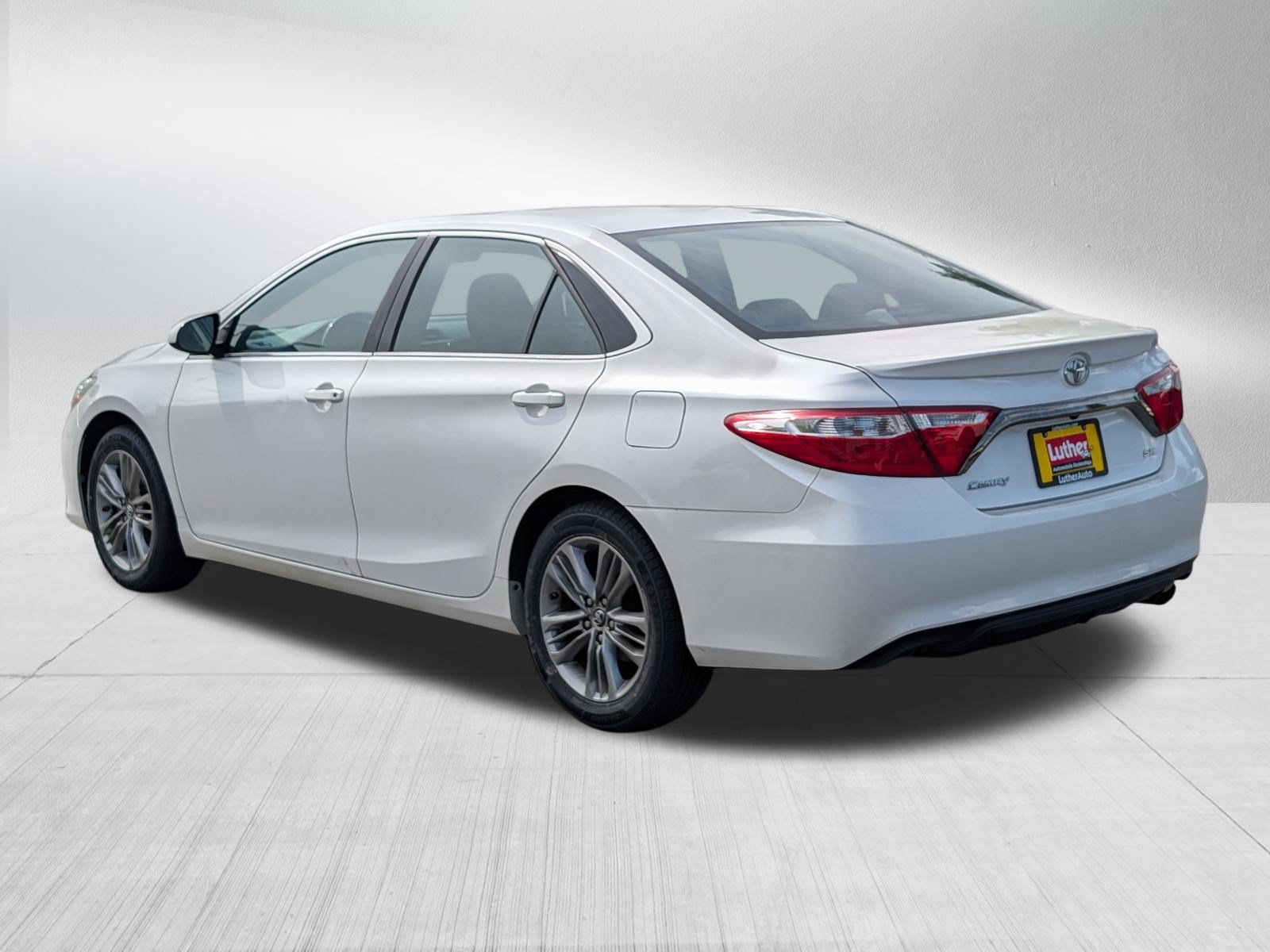 Used 2015 Toyota Camry SE FWD image 5