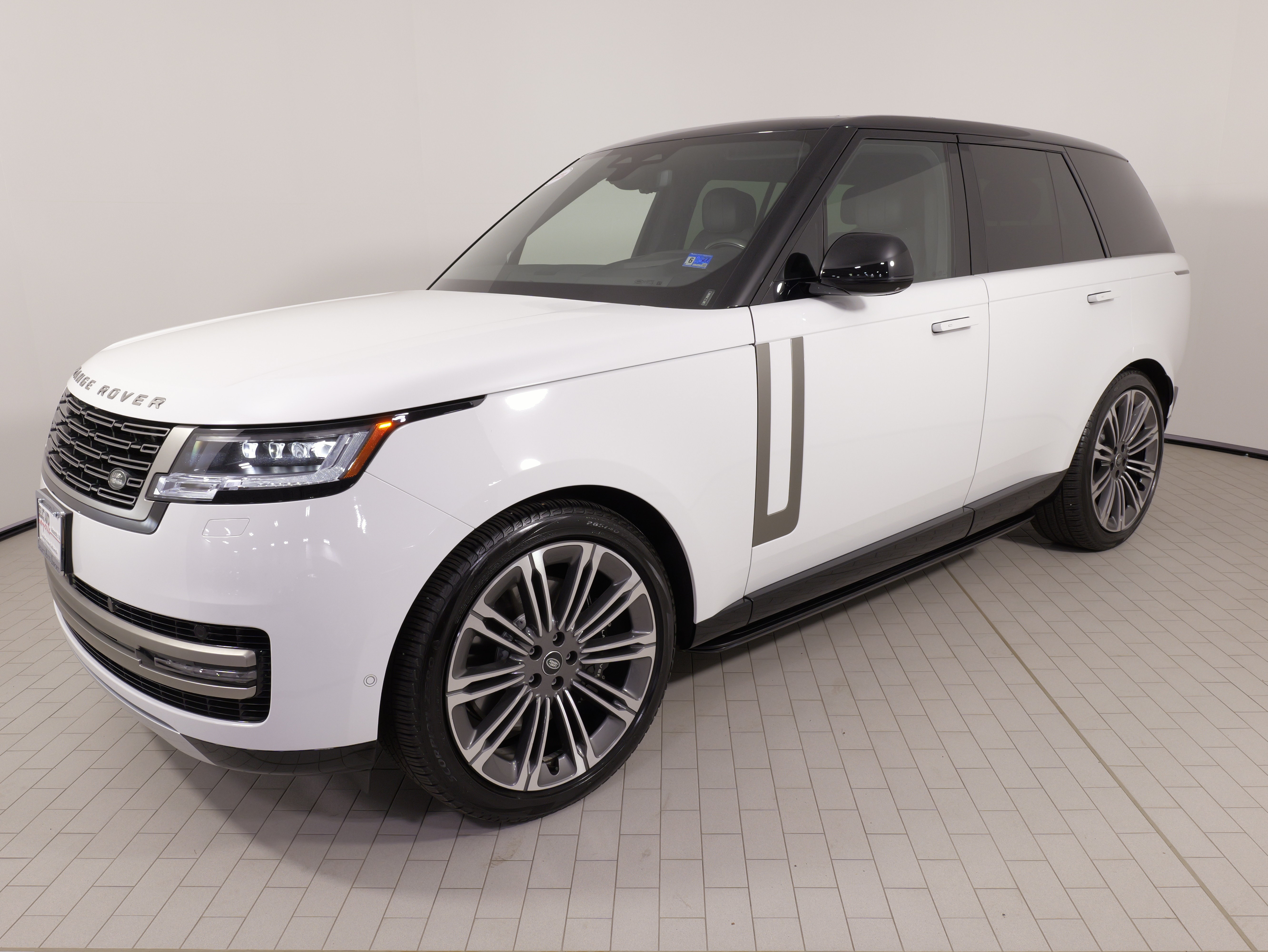 Used 2024 Land Rover Range Rover SE AWD/4WD image 3