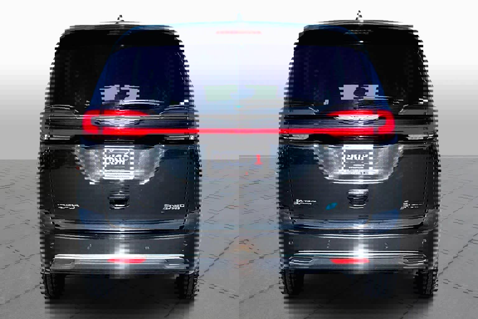 Used 2024 Chrysler Pacifica Select image 4