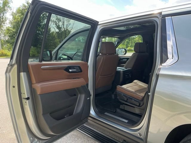 Used 2025 Chevrolet Suburban High Country AWD/4WD image 17