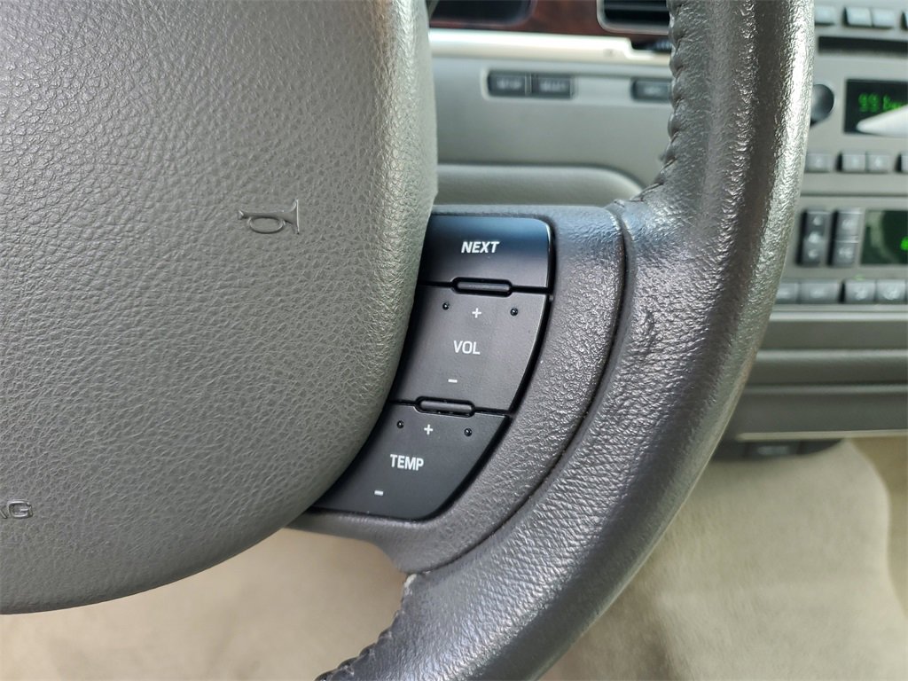 Used 2007 Lincoln Town Car Signature image 23