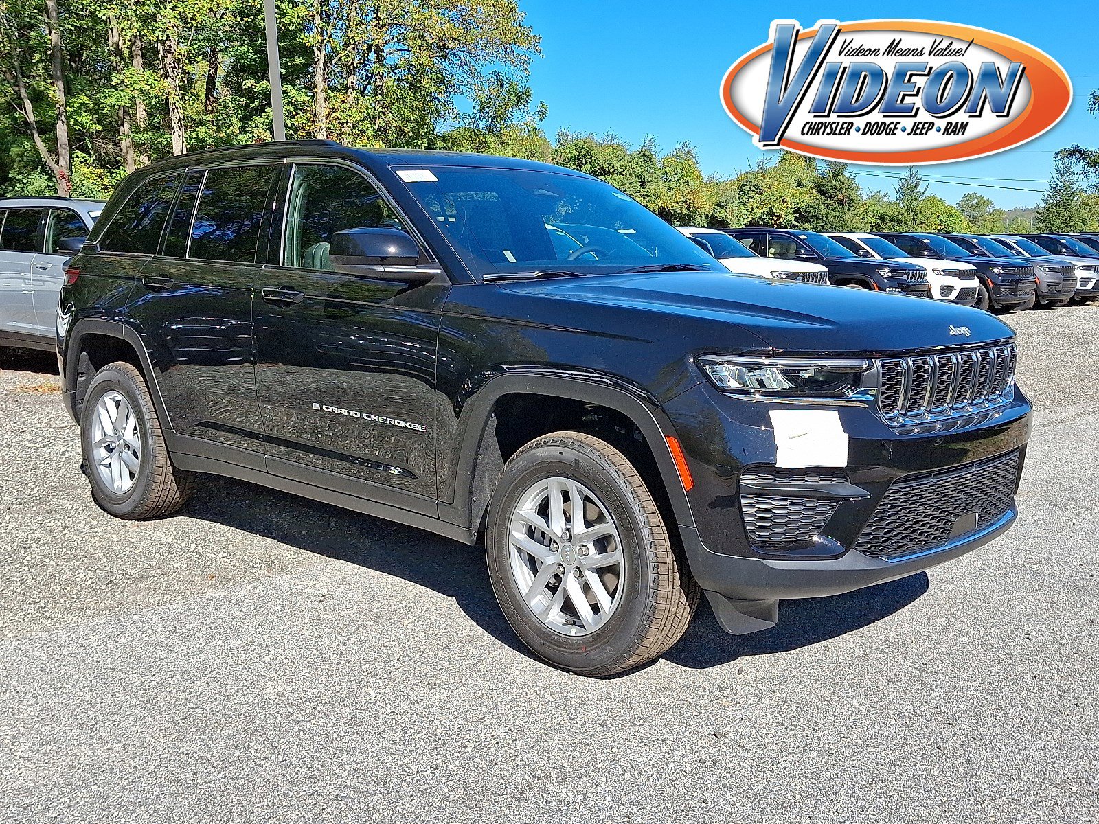 New 2025 Jeep Grand Cherokee Laredo X w/ Luxury Tech Group I