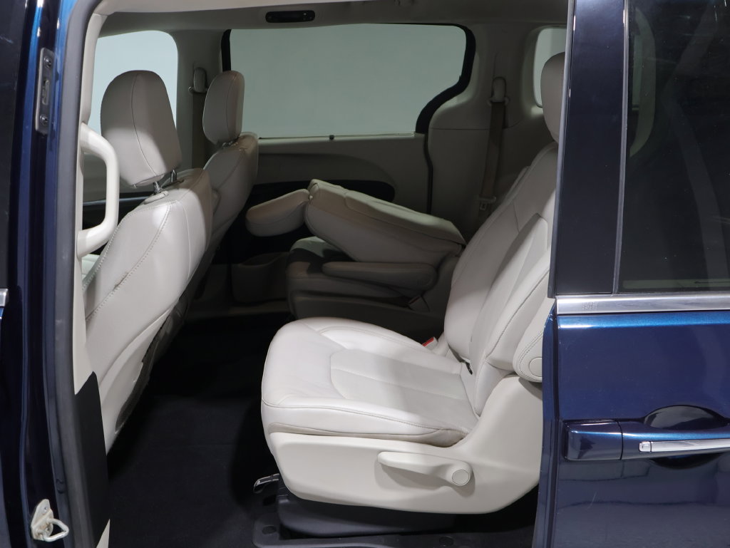 Used 2021 Chrysler Pacifica Touring-L FWD image 22