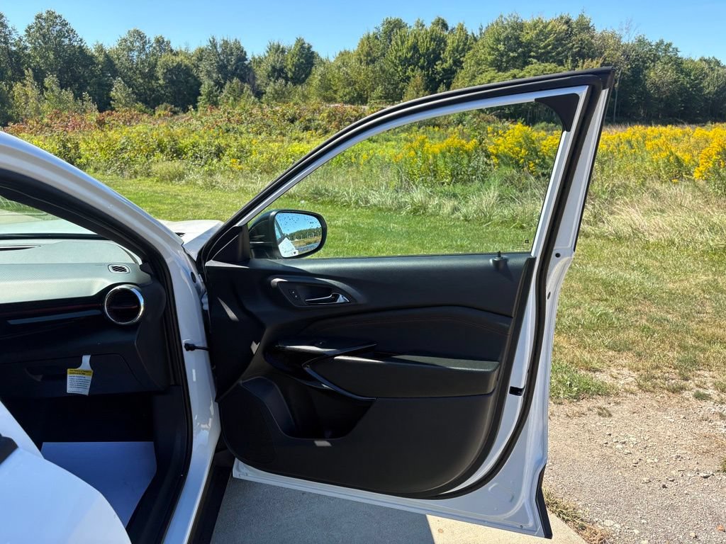 New 2026 Chevrolet Trax RS w/ Sunroof Package FWD image 28