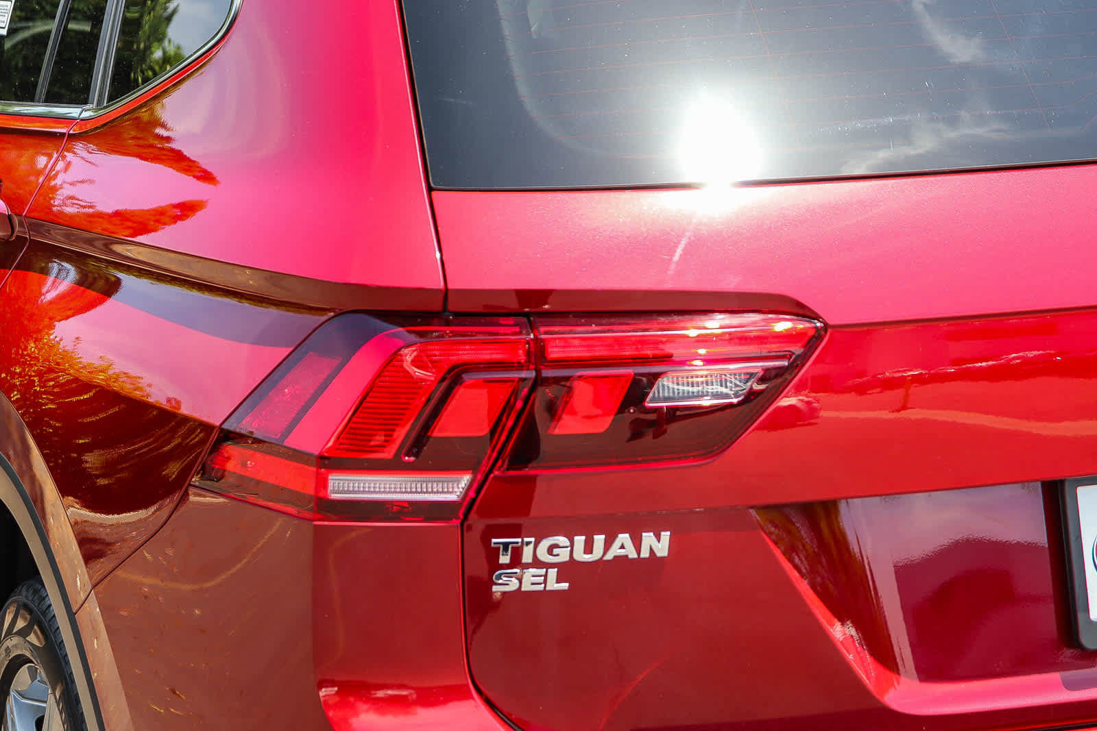 Used 2020 Volkswagen Tiguan SEL FWD image 9