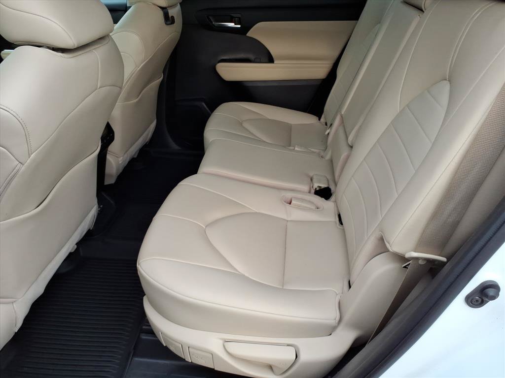 Used 2023 Toyota Highlander XLE AWD/4WD image 7