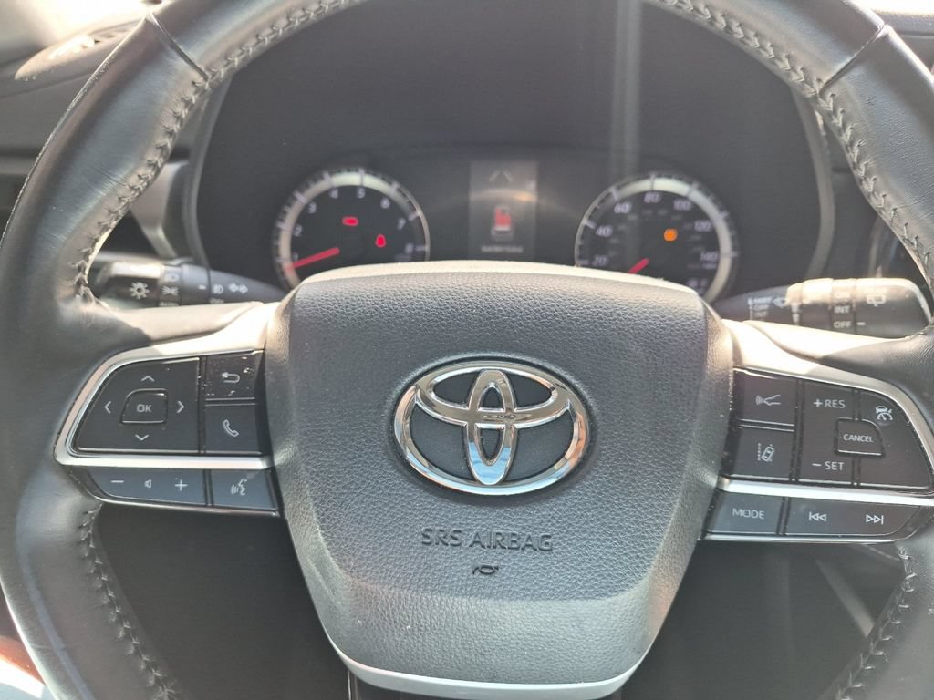 Used 2022 Toyota Highlander LE FWD image 23