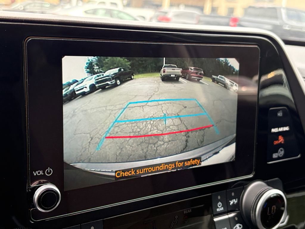 Used 2024 Toyota Highlander LE AWD/4WD image 18