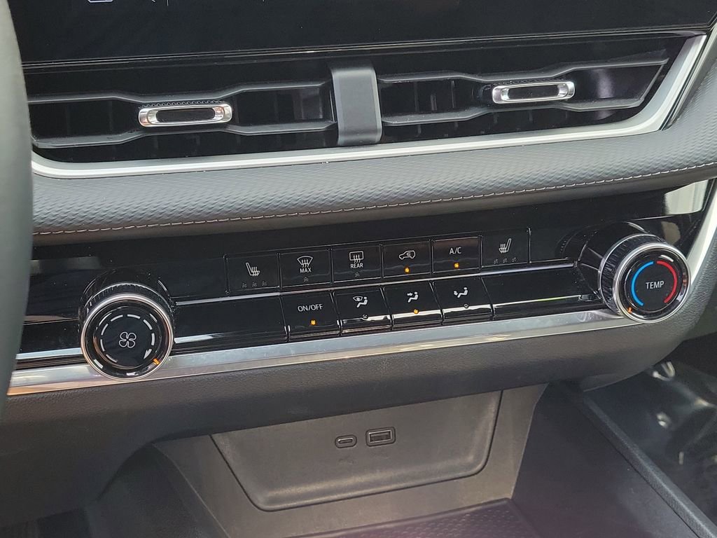 Used 2025 Chevrolet Equinox LT image 23