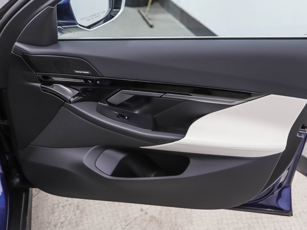 Certified 2025 BMW 530i xDrive w/ Premium Package image 29