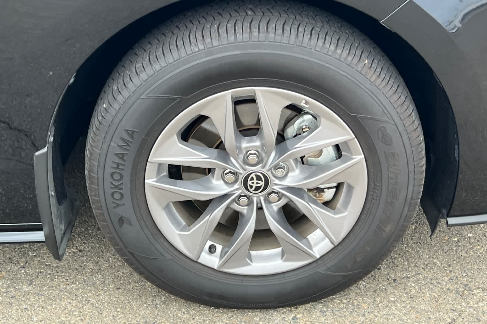 Certified 2025 Toyota Sienna LE FWD image 18
