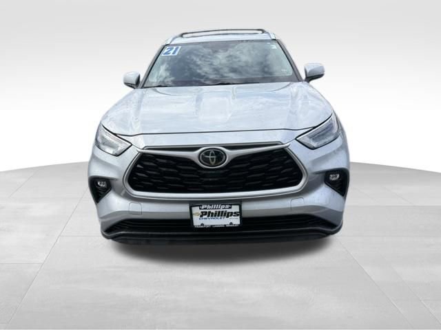 Used 2021 Toyota Highlander XLE AWD/4WD image 3