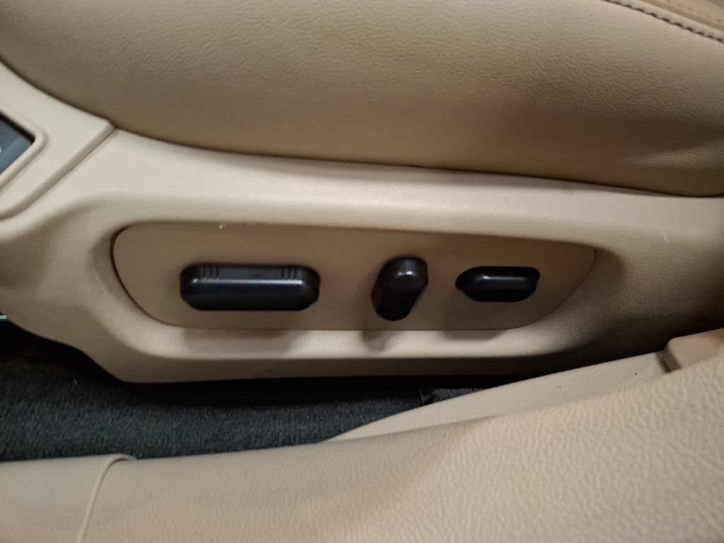 Used 2017 Ford Taurus Limited FWD image 16