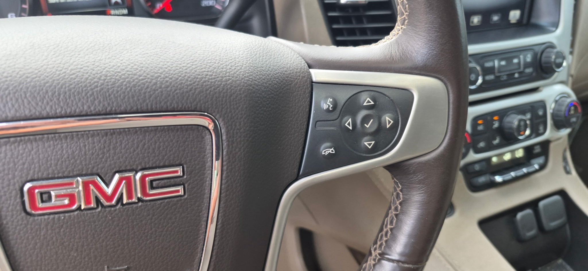 Used 2015 GMC Yukon SLT AWD/4WD image 8