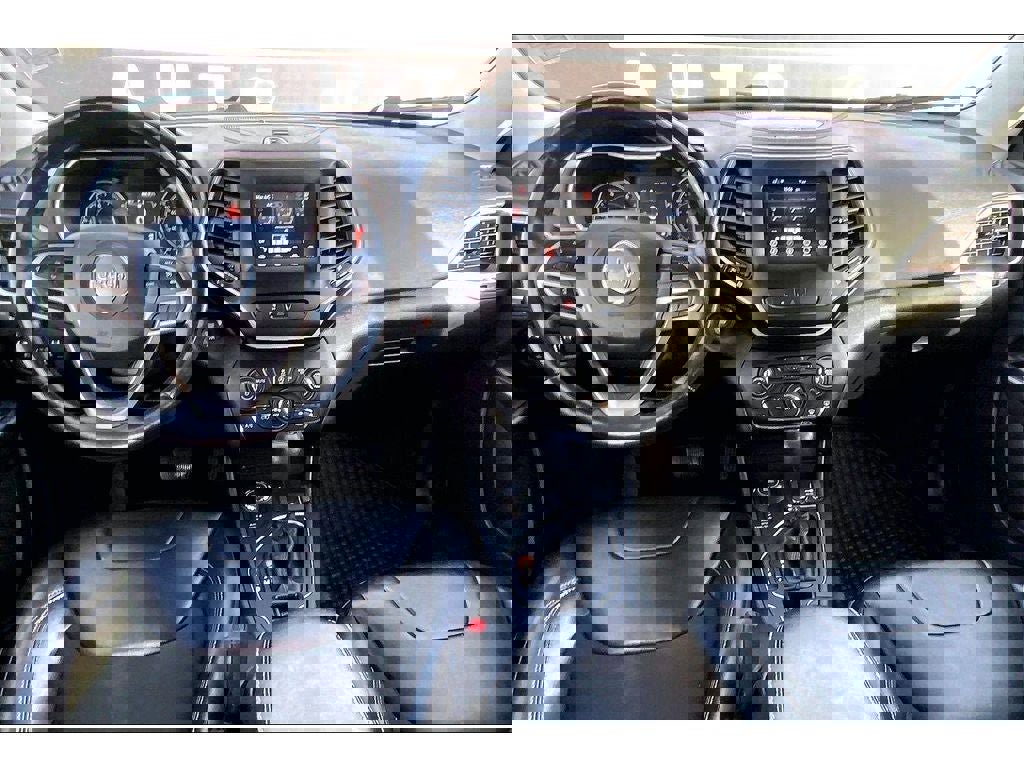 Used 2020 Jeep Cherokee Latitude Plus w/ Cold Weather Group image 17