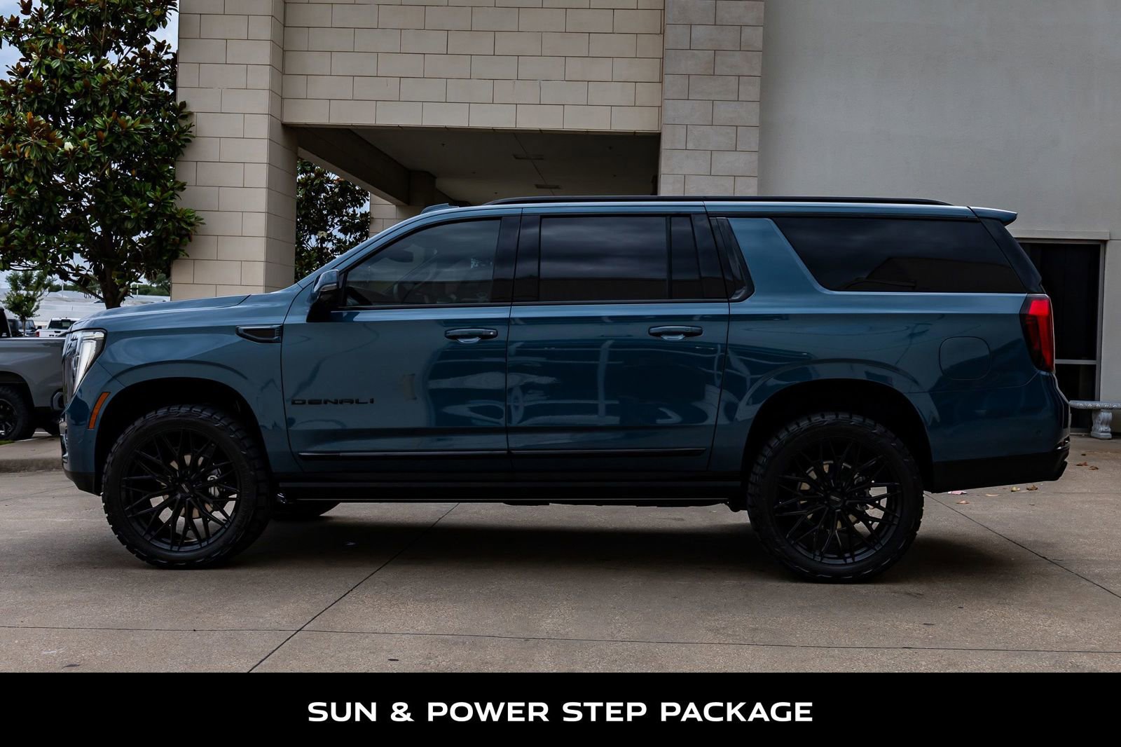 Used 2025 GMC Yukon XL Denali w/ Sun & Power Step Package AWD/4WD image 6