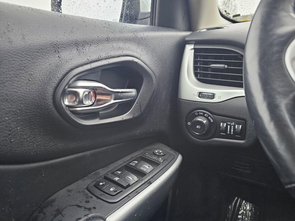 Used 2018 Jeep Cherokee Latitude Plus w/ Cold Weather Group image 33