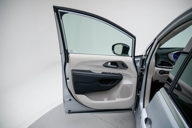 Used 2024 Chrysler Pacifica Touring-L image 26