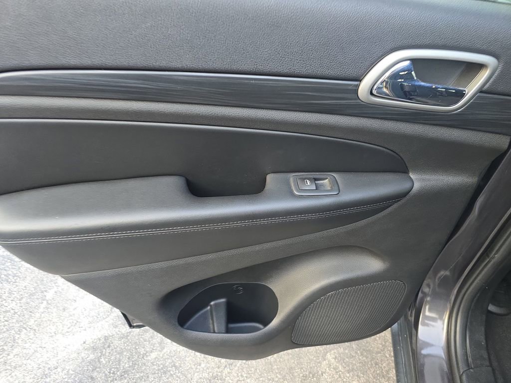 Used 2019 Jeep Grand Cherokee Laredo image 12