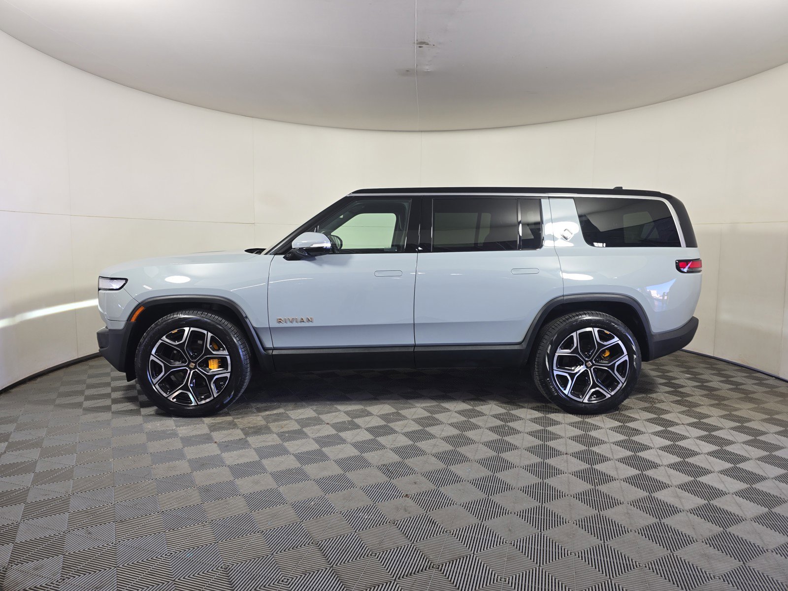 Used 2022 Rivian R1S Launch Edition image 2