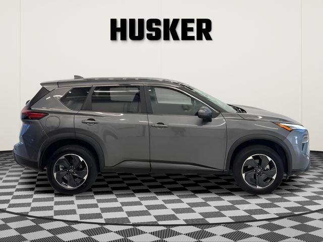Used 2025 Nissan Rogue SV AWD/4WD image 2