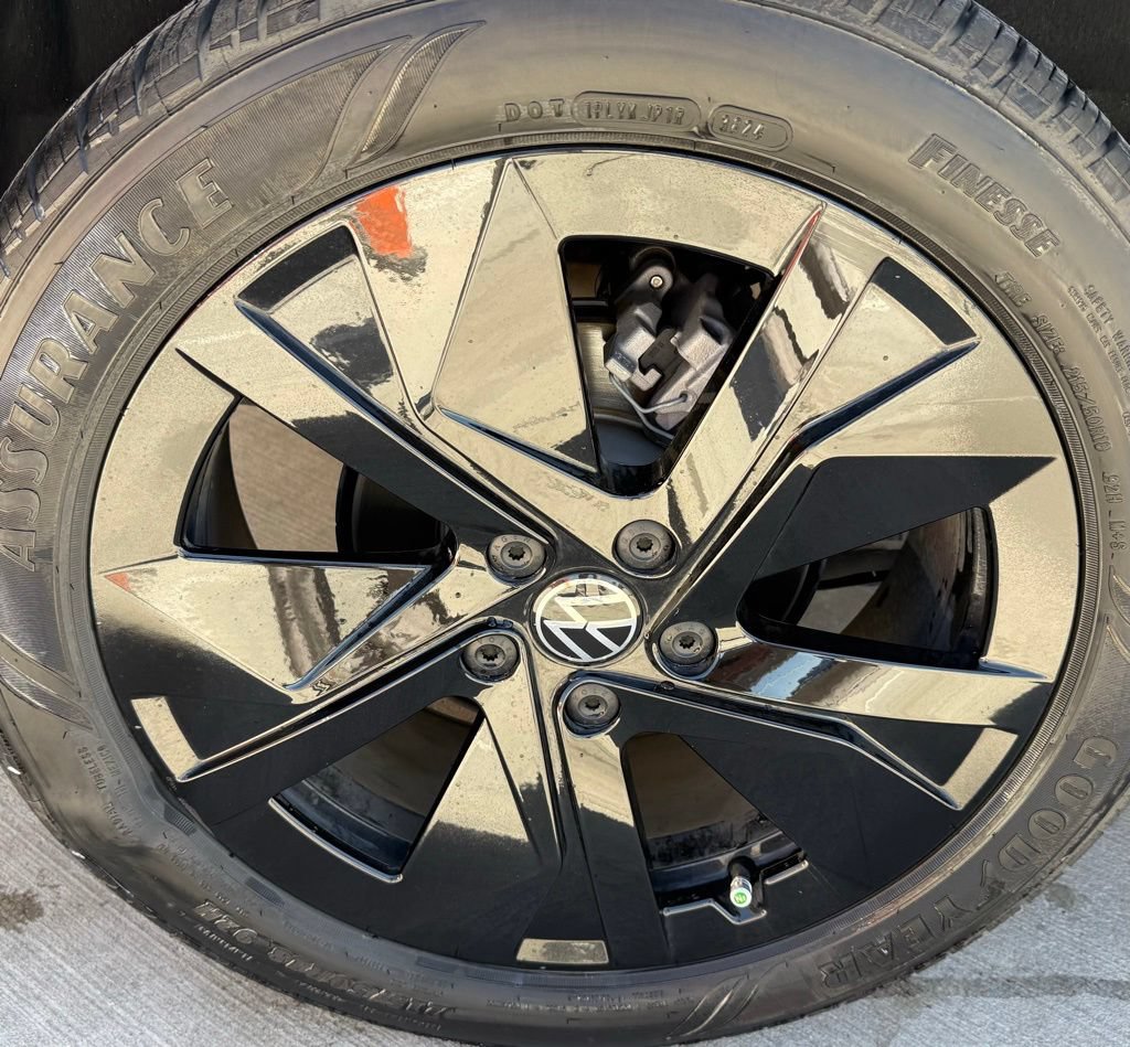 Certified 2025 Volkswagen Taos SE FWD image 9
