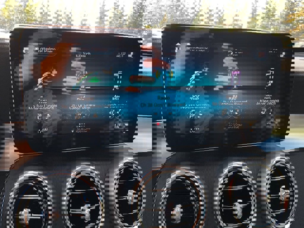 Used 2022 Mercedes-Benz GLC 300 4MATIC w/ Premium Package Lite image 25