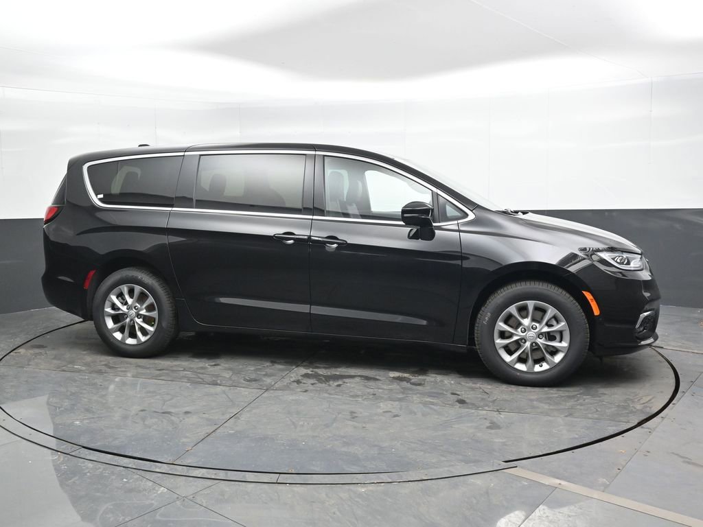 New 2026 Chrysler Pacifica Select AWD/4WD image 3