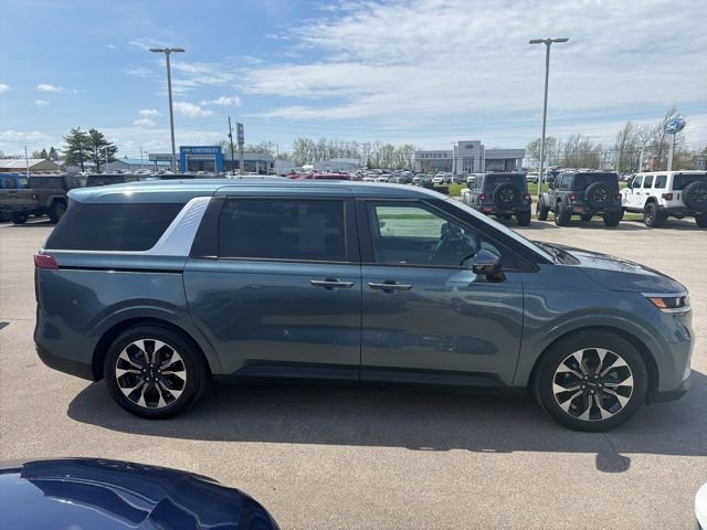 Used 2023 Kia Carnival EX image 4