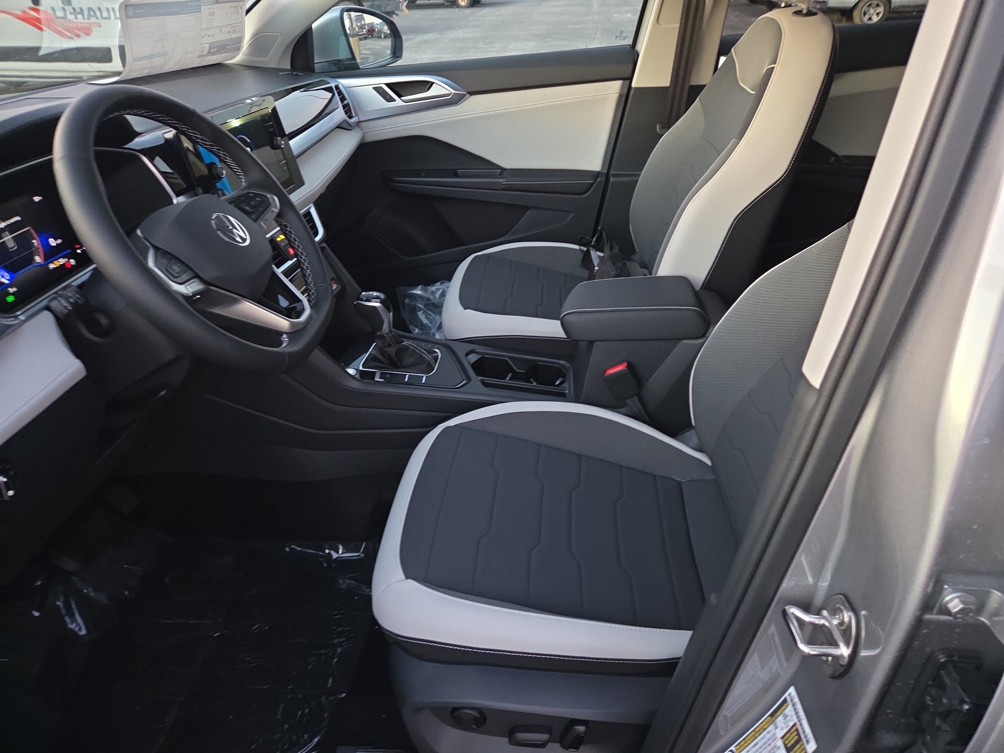 New 2026 Volkswagen Taos SE image 4