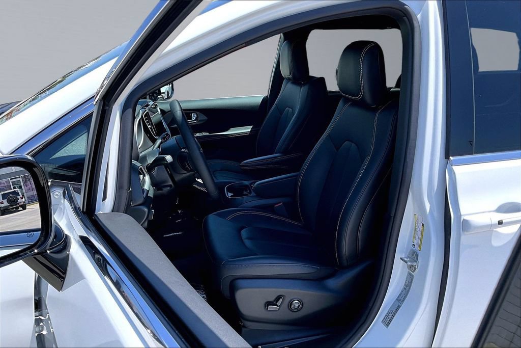 New 2027 Chrysler Pacifica Select FWD image 3