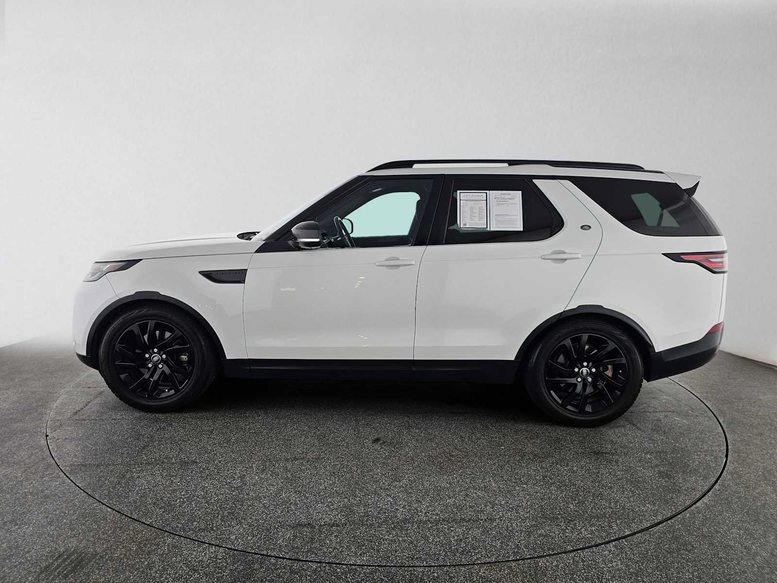Used 2017 Land Rover Discovery HSE AWD/4WD image 2