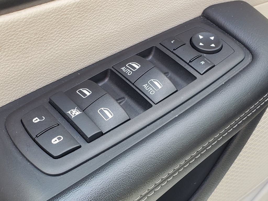 Used 2023 Chrysler Pacifica Touring-L FWD image 8