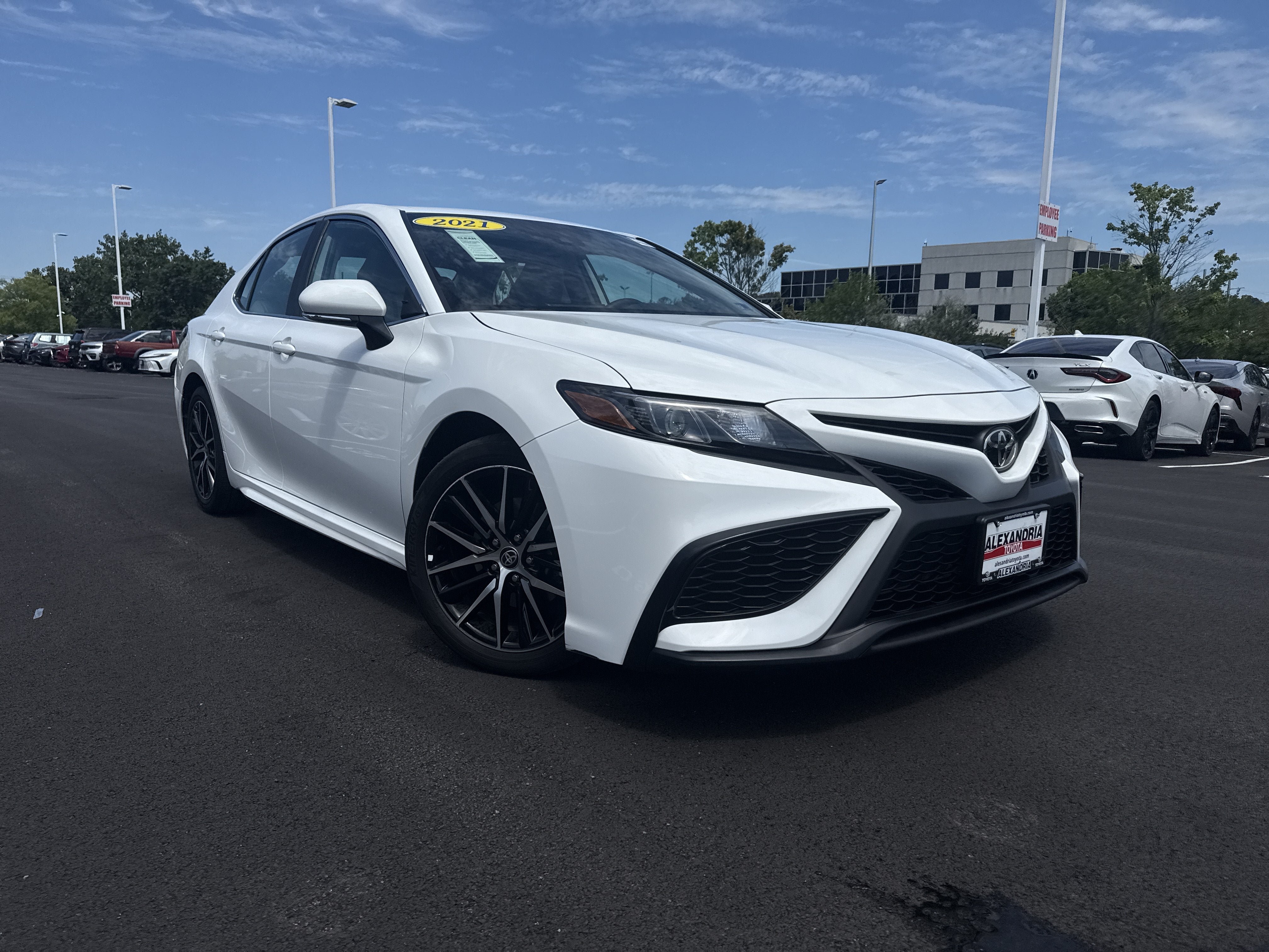 Used 2021 Toyota Camry SE FWD image 2