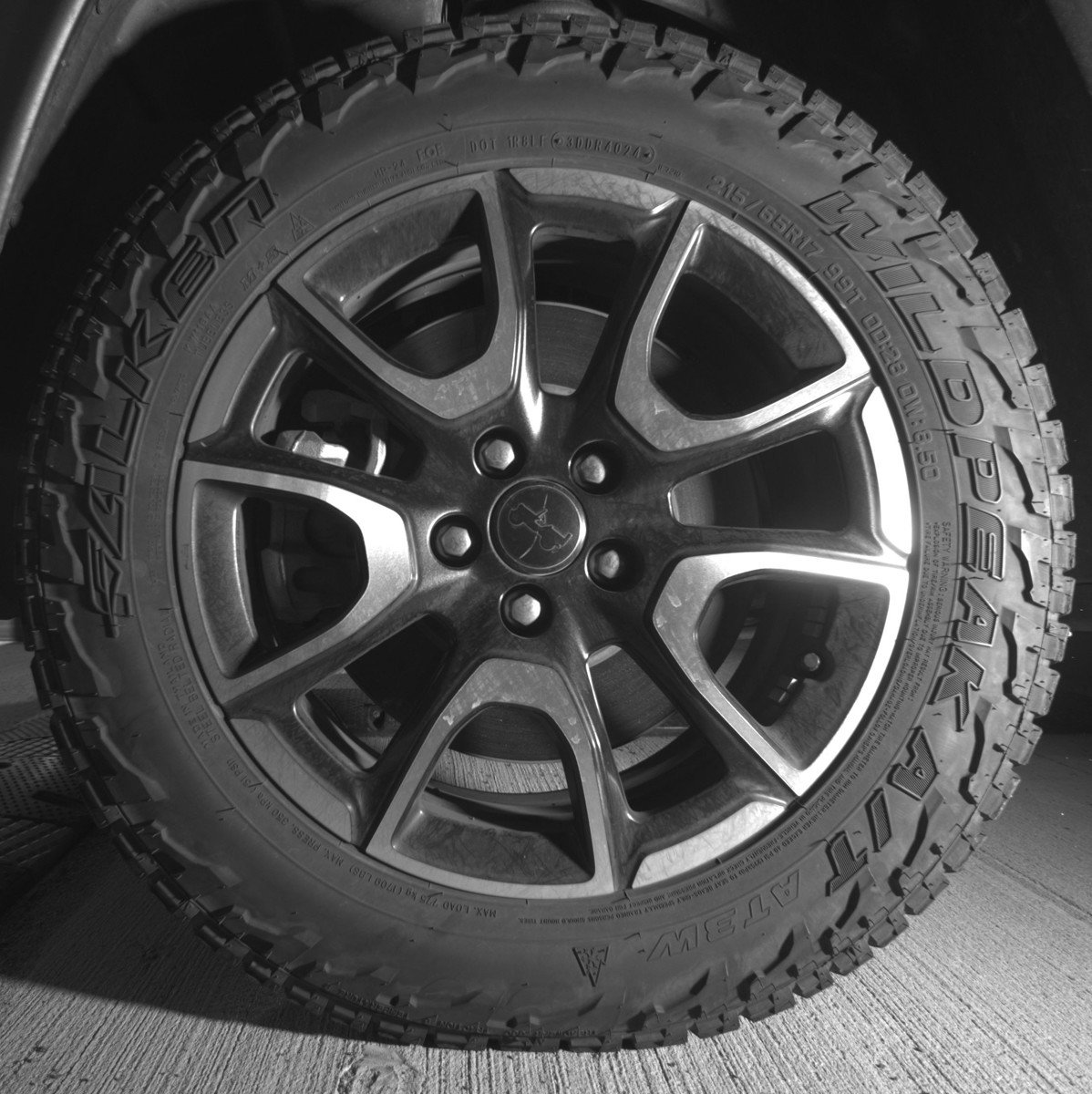 Used 2025 Jeep Compass Trailhawk AWD/4WD image 12