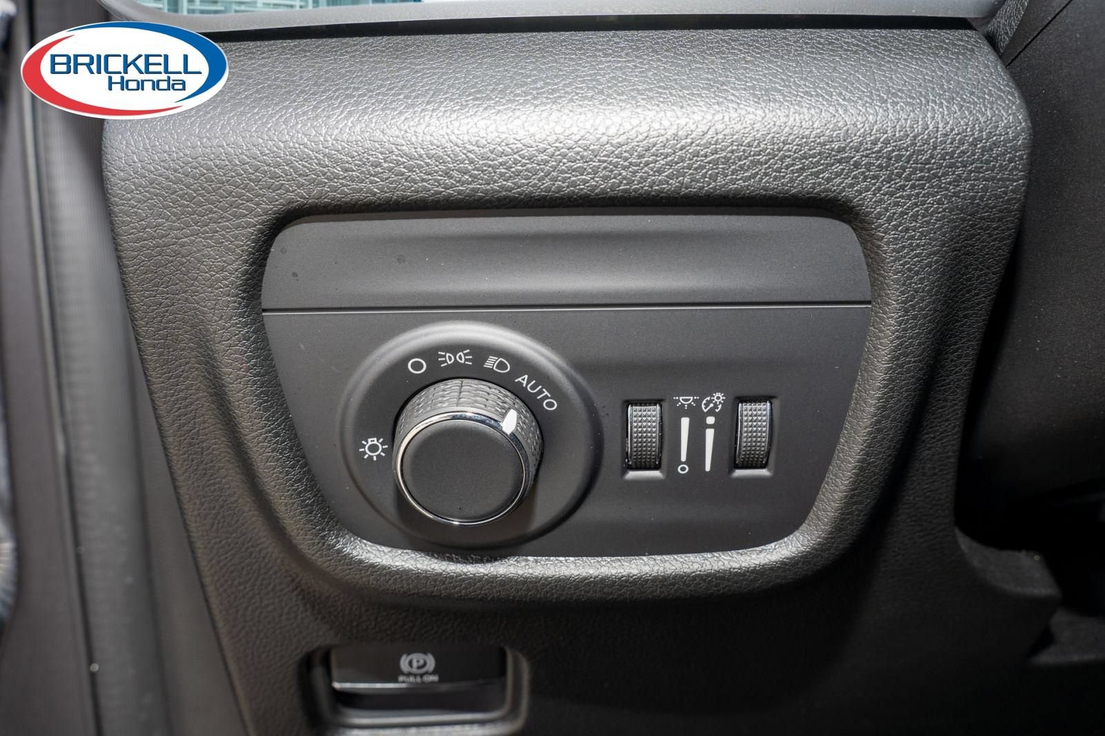 Used 2025 Jeep Grand Cherokee Laredo w/ Luxury Tech Group I RWD image 30