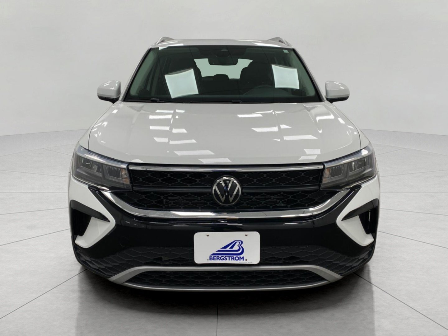 Used 2023 Volkswagen Taos SE w/ Panoramic Sunroof Package AWD/4WD image 10